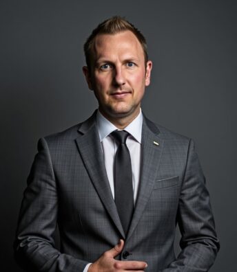 Experienced business attorney in a professional suit, offering legal services in corporate law, business law, and entrepreneurial legal counsel.